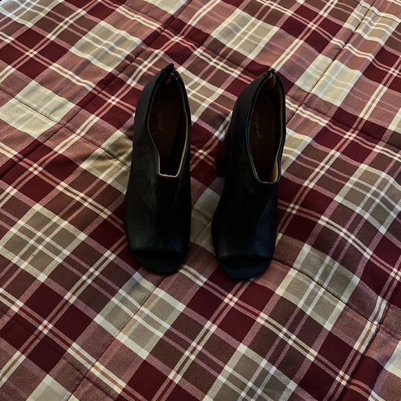 Doing a closet clean out! Let me know what your interested in - Picture 14 of 14